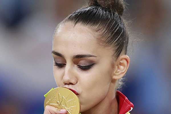 Отец гимнастки Мамун решил устроить вечеринку в Бангладеш в честь дочери Отец гимнастки Мамун решил устроить вечеринку в Бангладеш в честь дочери