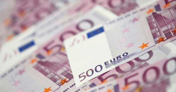 Курс евро упал ниже отметки 83 рубля впервые за три недели
