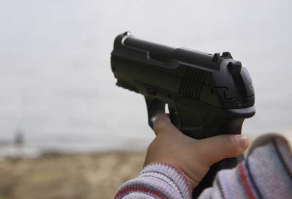 В Ленобласти трехлетний мальчик выстрелил в себя из отцовского пистолета