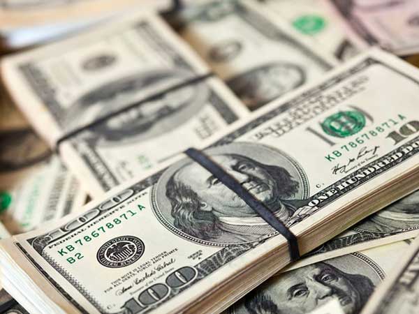 Курс доллара впервые с марта превысил 63 рубля
