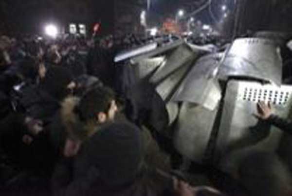 Косачев увидел признаки «цветной революции» в беспорядках в Армении