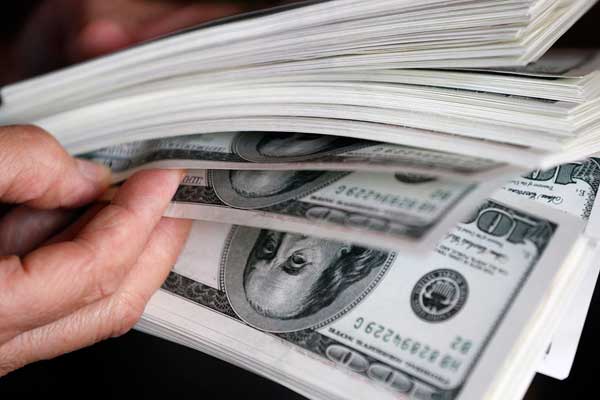 Курс доллара впервые с сентября превысил 64 рубля