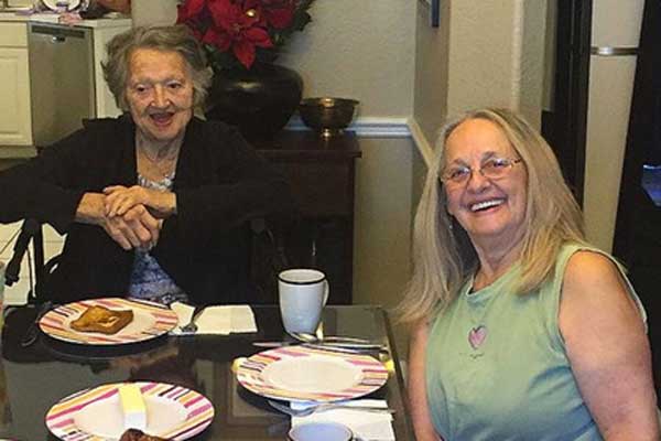 Мать всю жизнь считала дочь умершей и встретила ее 69 лет спустя Мать всю жизнь считала дочь умершей и встретила ее 69 лет спустя