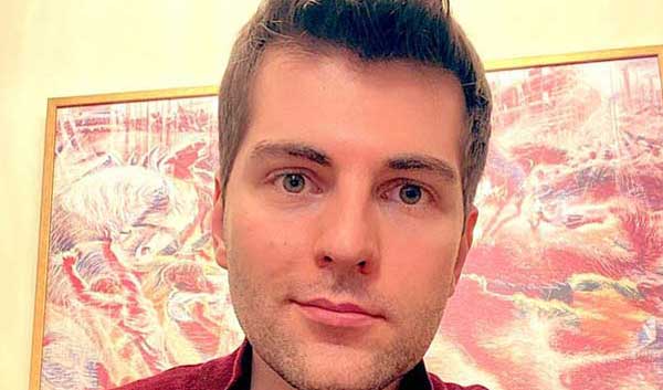 Ведущий Первого канала вышел в эфир ток-шоу по видеосвязи из-за коронавируса Ведущий Первого канала вышел в эфир ток-шоу по видеосвязи из-за коронавируса