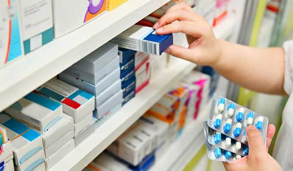 Россияне бросились скупать лекарства Россияне бросились скупать лекарства