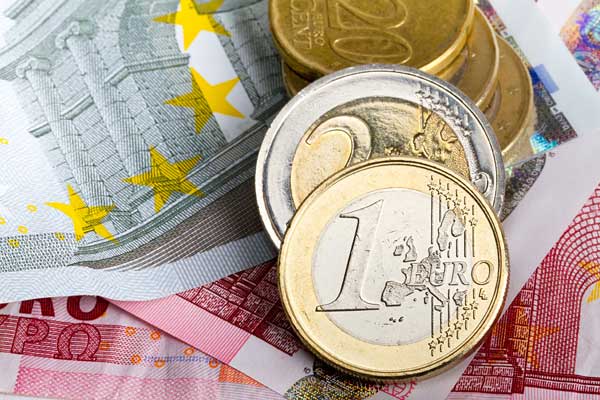 Официальный курс евро превысил 57 рублей